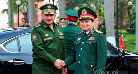 Đại tướng Ngô Xuân Lịch chủ trì lễ đón Bộ trưởng Quốc phòng Nga