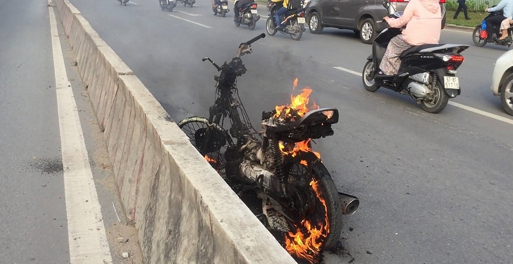 Xe máy cháy trơ khung trên phố Sài Gòn