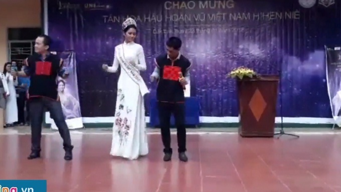 Hoa hậu H’Hen Niê nhún nhảy khi diễn văn nghệ ở trường cũ