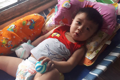 Thiếu tiền chữa bệnh, tính mạng cậu bé bị đe dọa