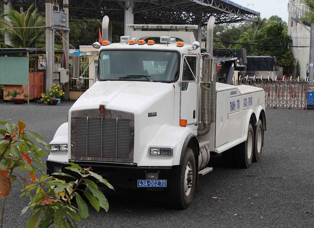 Xe cẩu cực lớn xuất hiện, BOT Cần Thơ – Phụng Hiệp dán biển cấm