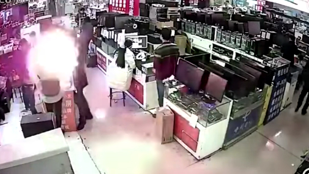 Pin điện thoại nổ 'bay mặt' người đàn ông cắn thử