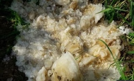 Làng quê chấn động vì 'phân từ máy bay rơi xuống'