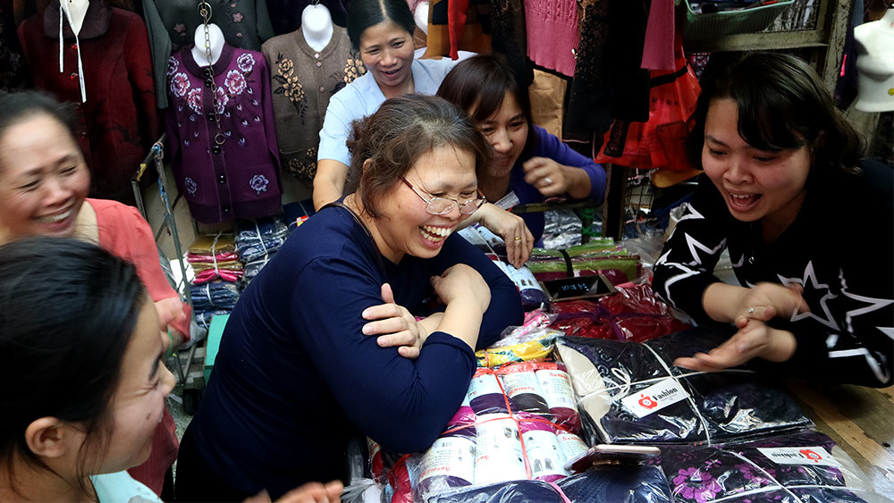 U23 Việt Nam: Tiểu thương chợ Đồng Xuân 'hết mình' với trận bán kết