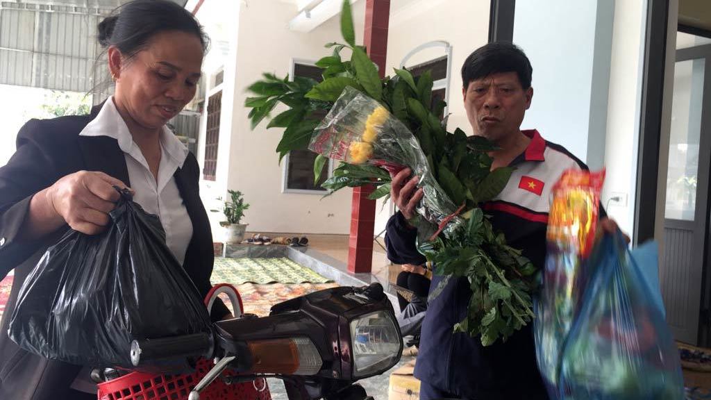 U23 Việt Nam: Mẹ trung vệ Tiến Dũng thịt 5 con gà mời hàng xóm