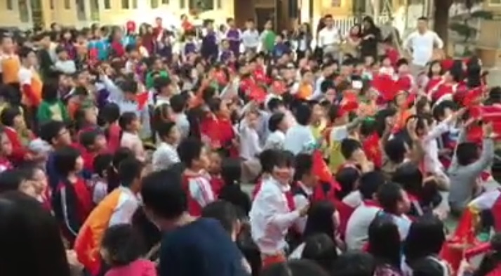 Học sinh cả nước hò reo cổ vũ U23 Việt Nam giữa sân trường