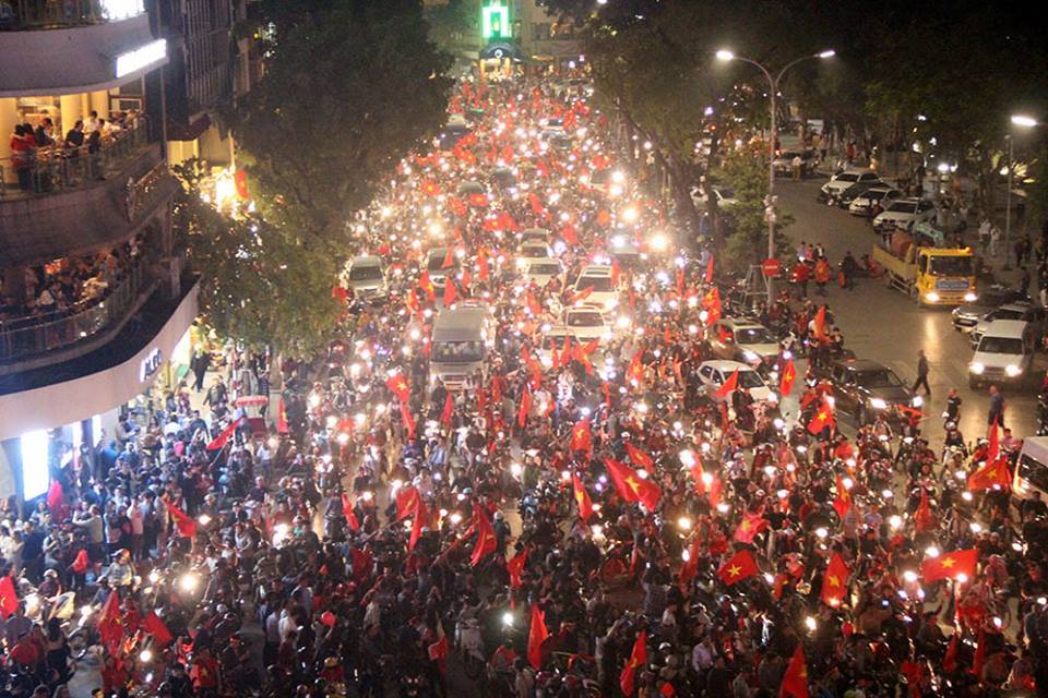 U23 Việt Nam: Vỡ òa chiến thắng, hò nhau ra đường ăn mừng