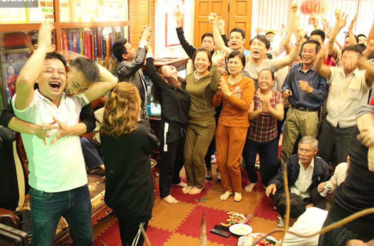 Gia đình Quang Hải nấu lẩu khao hàng xóm, mừng U23 Việt Nam chiến thắng