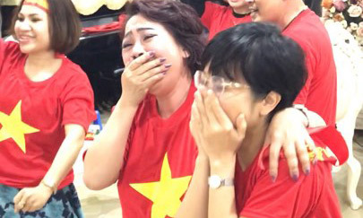 Thảo Vân, Trà My, Hoàng Bách khóc khi U23 Việt Nam chiến thắng