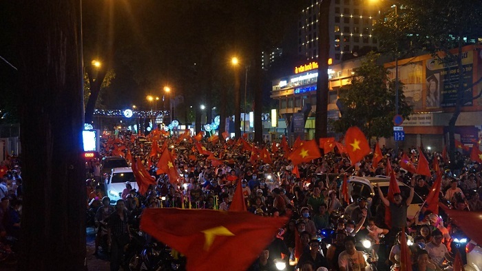 Người Sài Gòn nhảy múa, hò hét trên đường phố mừng chiến thắng