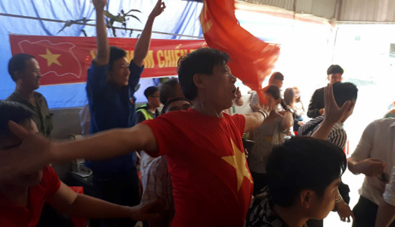 Mẹ trung vệ Tiến Dũng ngất xỉu trong trận thắng của U23 Việt Nam