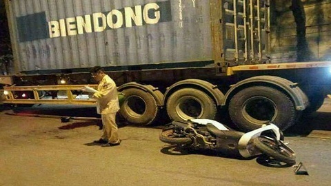 Đi cổ vũ bóng đá, CĐV tử vong trong gầm container