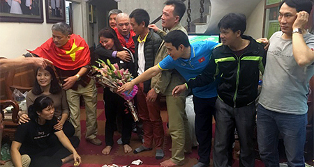 Bố Quang Hải bỏ ra ngoài khi con trai ghi bàn cho U23 Việt Nam