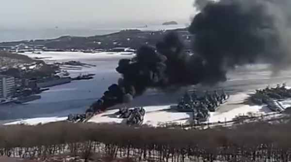 Tàu ngầm Kilo Nga cháy, khói bốc cuồn cuộn