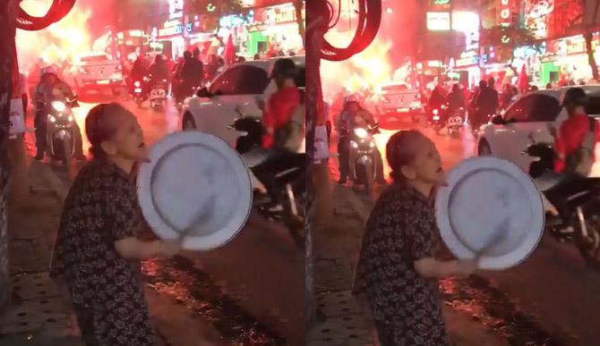 Cụ bà cầm mâm ra đường gõ sau chiến thắng U23 Việt Nam