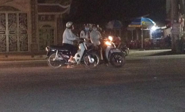 Ba phụ nữ dựng xe máy giữa đường buôn chuyện