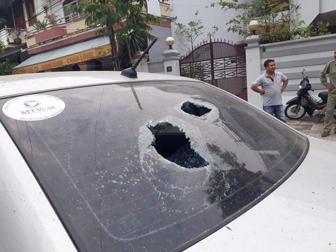 Người đàn ông đập phá ô tô sau va chạm giao thông