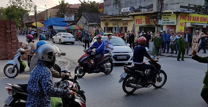 Đưa con đi khám bệnh, thanh sắt rơi trúng nóc xe taxi tử vong