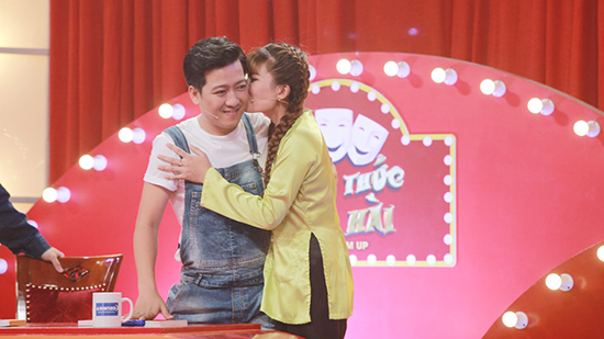 Cô gái táo bạo 'cả gan' hôn Trường Giang trên sóng truyền hình