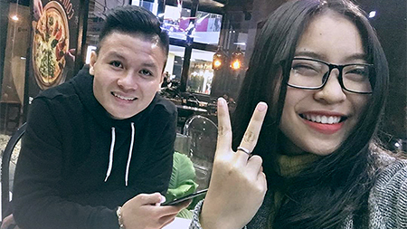 Mẹ nuôi tiết lộ điều đặc biệt về tiền vệ Quang Hải và bạn gái