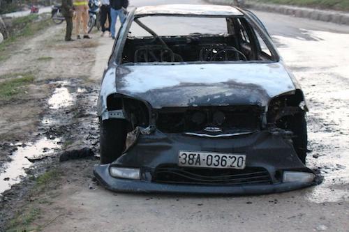 Đang lưu thông, xế hộp bất ngờ bốc cháy ngùn ngụt