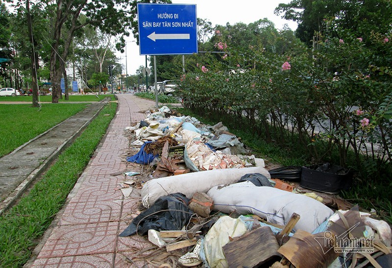 Rác tràn ngập ở cửa ngõ Tân Sơn Nhất, dân Sài Gòn 'lãnh đủ'