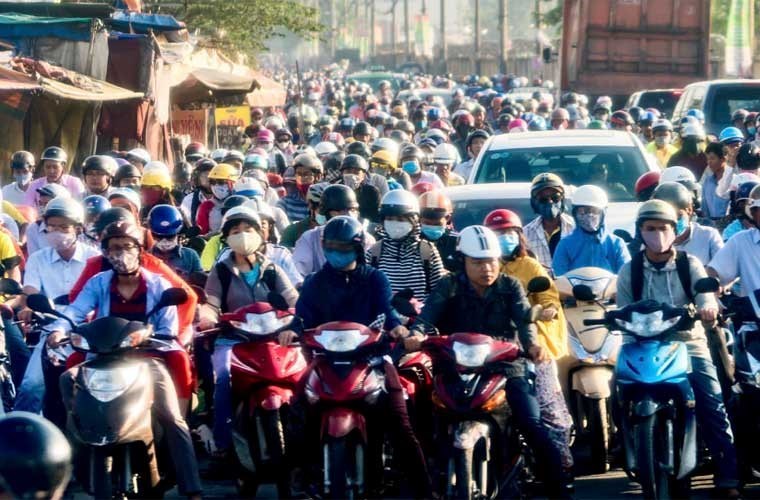 Đường tắc tứ bề, xe buýt 'ép xác': Có cách nào hơn đi xe máy?