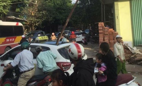 Triệu tập nhóm công nhân vụ thanh sắt rơi chết người đi đường