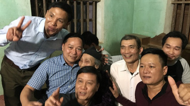 Bố mẹ thủ môn Tiến Dũng mổ trâu mời cả làng xem chung kết