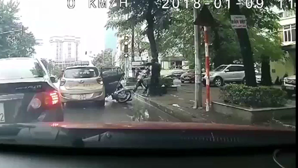 Bất cẩn khi mở cửa ô tô, làm mất mạng người khác như chơi