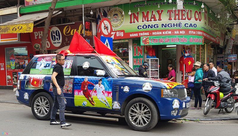 Chiếc Range Rover hạng sang cổ vũ U23 Việt Nam gây xôn xao góc phố