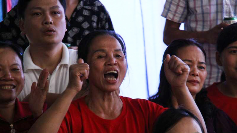 U23 Việt Nam: Mẹ trung vệ Tiến Dũng mang cu đơ sang TQ cổ vũ