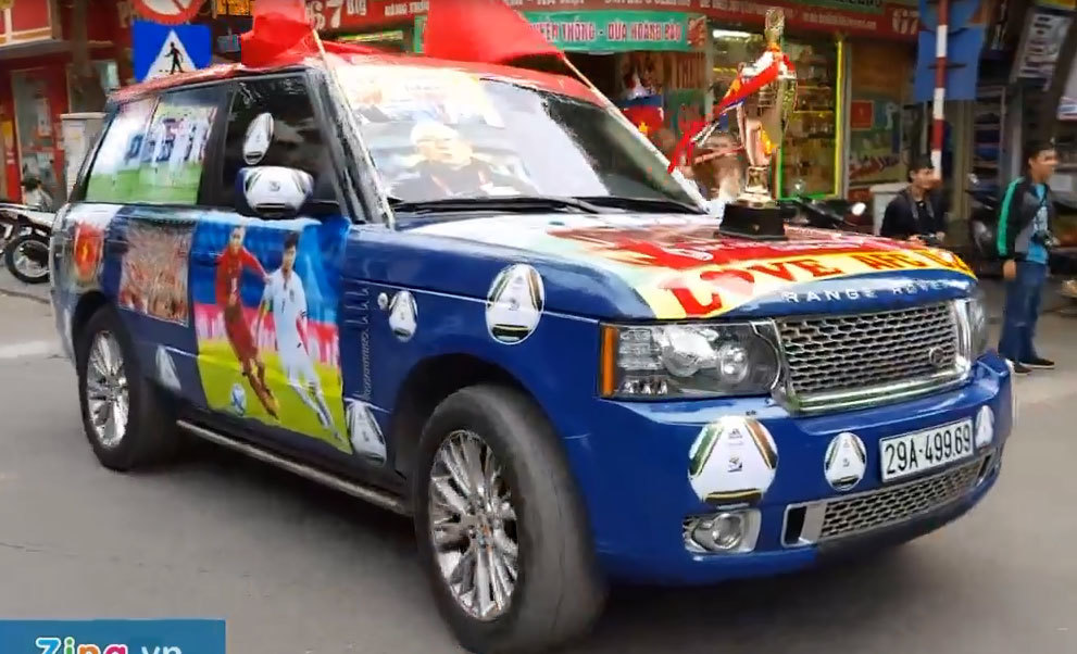 Chiếc Range Rover hạng sang cổ vũ U23 Việt Nam gây xôn xao góc phố