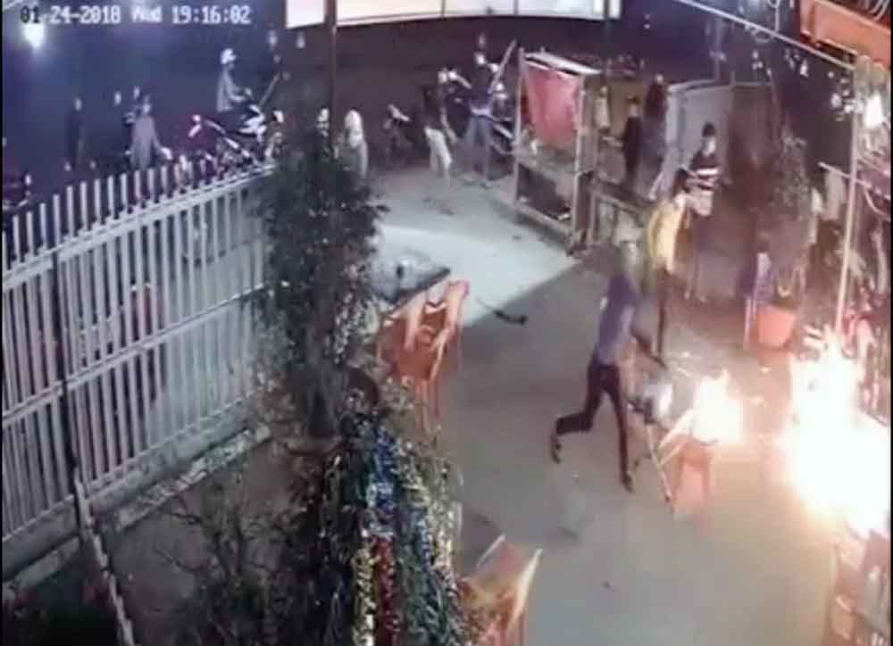 Clip hơn 20 thanh niên bịt mặt, cầm hung khí đòi chém chủ quán nhậu