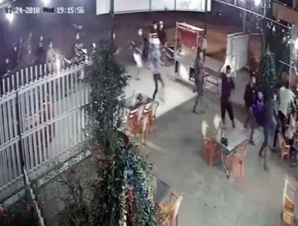 20 thanh niên bịt mặt, cầm hung khí truy sát chủ quán nhậu
