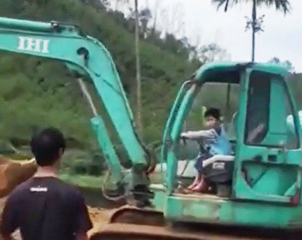 Kinh hãi bé trai 5 tuổi lái máy xúc thành thạo