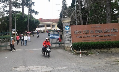 Đang cứu người, nữ bác sĩ bị côn đồ đánh thủng màng nhĩ