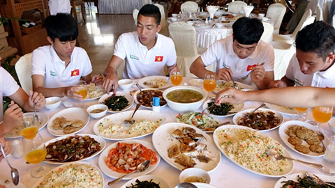 Vì sao HLV Park cấm U23 Việt Nam vừa ăn vừa dùng điện thoại?