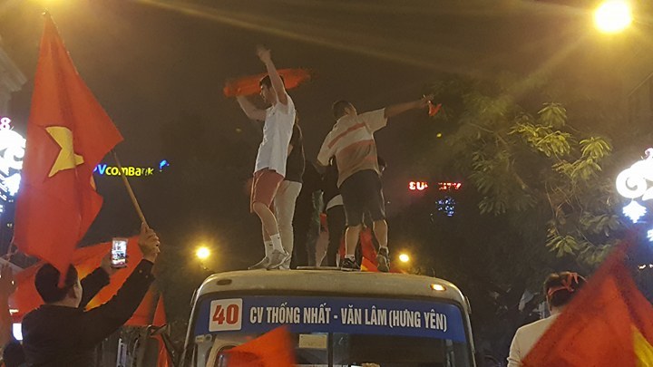 Chung kết U23: CSGT mật phục xử phạt cổ động viên leo nóc xe nhảy múa