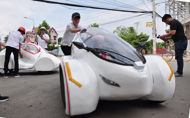 Sinh viên chế tạo xe 4 bánh chạy 200 km với một lít xăng