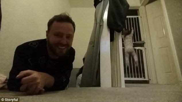 Bé hai tuổi trèo cửa thoăn thoắt để trốn khỏi phòng