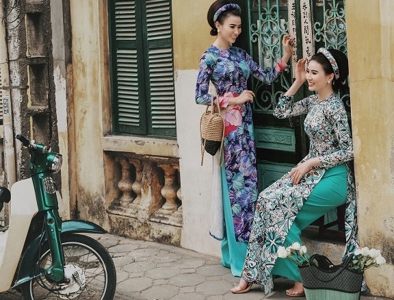 Cặp mẫu song sinh hoá thân thành ‘Cô Ba Sài Gòn’