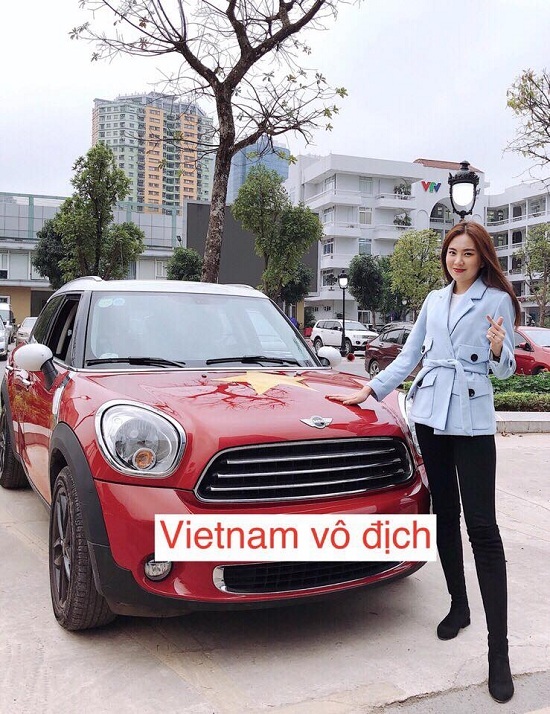 MC Mai Ngọc sơn ô tô tiền tỷ màu cờ đỏ sao vàng cổ vũ U23 Việt Nam