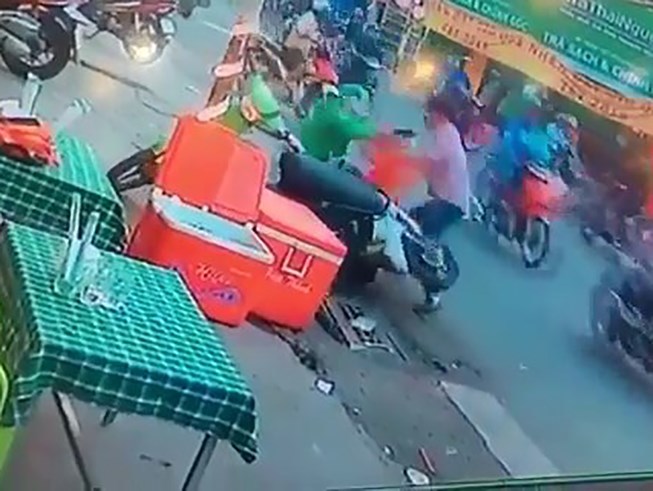 Grabike bị đánh vì không vượt đèn đỏ theo lời thượng đế