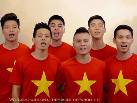 Bất ngờ hình ảnh Quang Hải, Xuân Trường hát, Công Phượng nhảy sục sôi ý chí