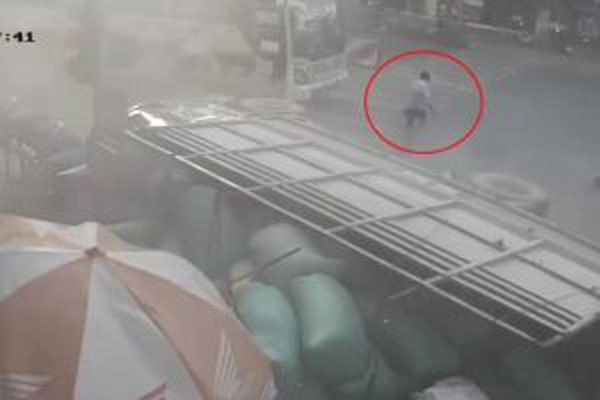 Bị xe tải đâm trực diện, người đạp xe thồ sống sót không tưởng