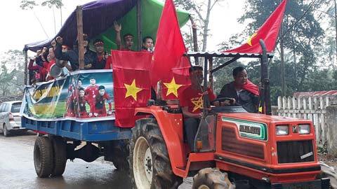 Nhà thủ môn Tiến Dũng mổ trâu, dân làng lái máy cày diễu hành