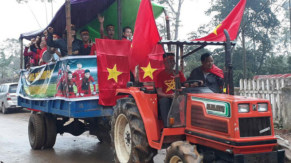 video máy cày ăn mừng U23