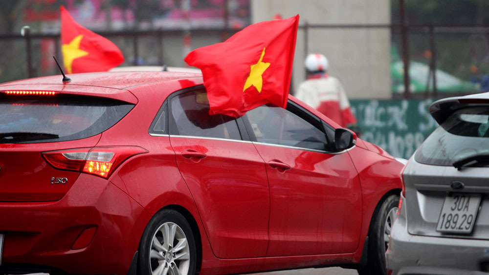 Hà Nội: Xế hộp rực cờ đỏ sao vàng cổ vũ U23 Việt Nam