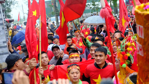 Cả ngàn CĐV đổ bộ về nhà Quang Hải reo hò trước giờ G